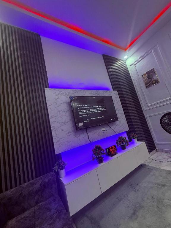 布瓦凯Bon séjour的一间设有紫色灯光舞台的房间