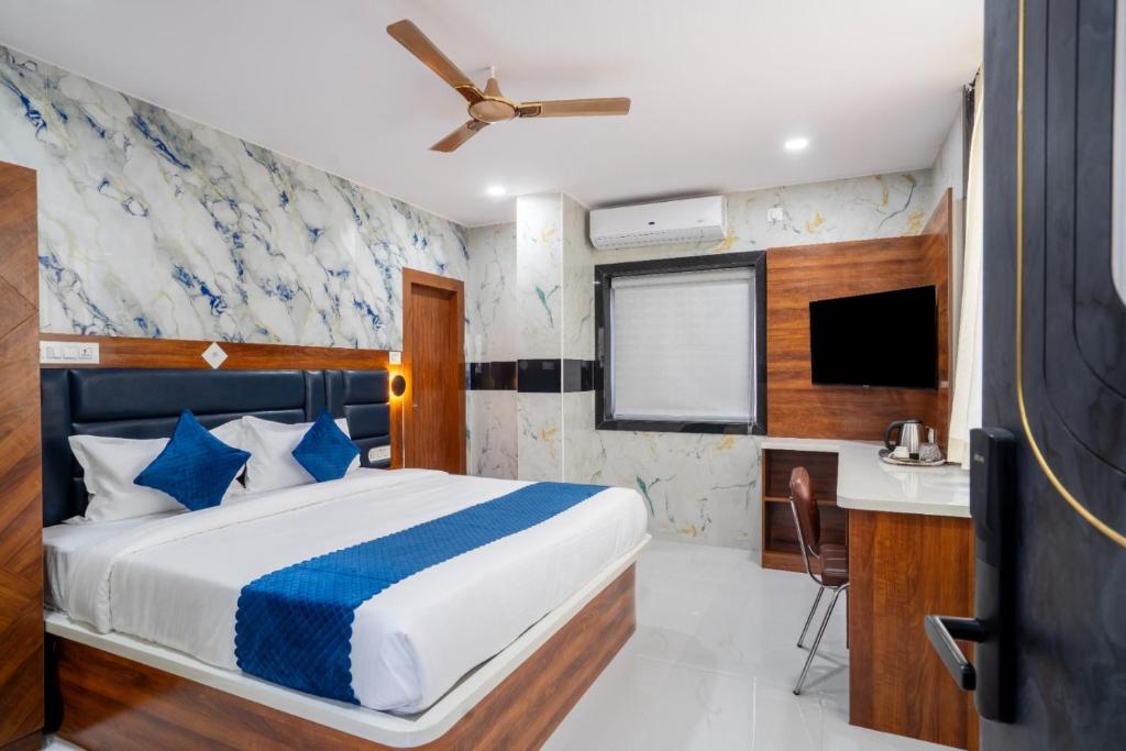 Una cama o camas en una habitación de Sunrise Hotel Shamshabad
