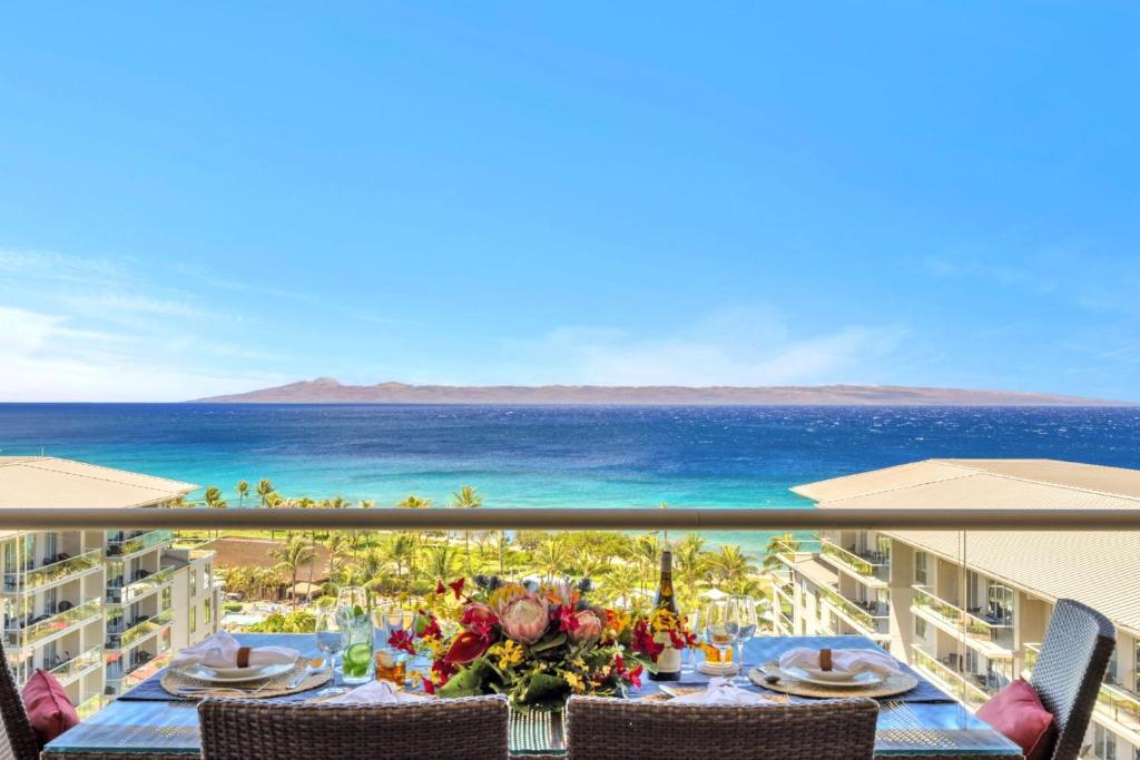 une table sur un balcon avec vue sur l'océan dans l'établissement 3-Bedroom Villas at Honua Kai Konea by KBM, à Kaanapali Airport