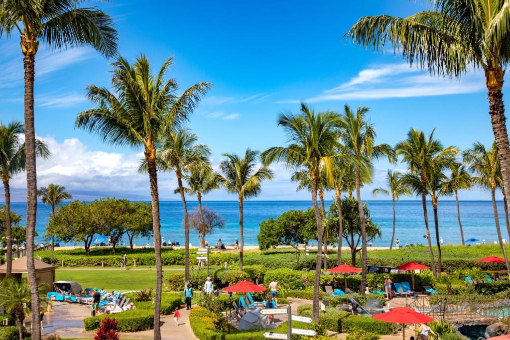 - une vue sur la plage depuis le complexe dans l'établissement KBM Resorts FREE CAR Honua Kai Konea Oceanfront 2-Bedroom Condo with Private BBQ Large Balcony HKK-201, à Kaanapali Airport