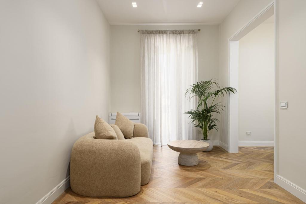 un salon avec une chaise et une table dans l'établissement The Signoria - Charming Apartment, à Florence