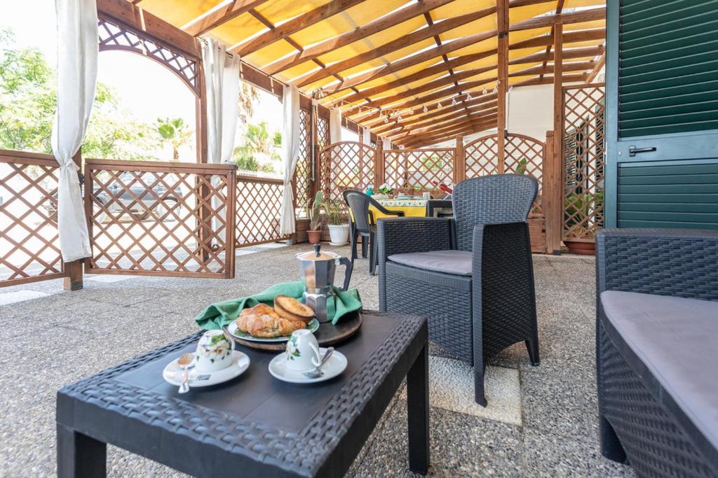 Una mesa con un plato de comida encima en Villa Peonia - Salento Reservation, en Isola Pazzi