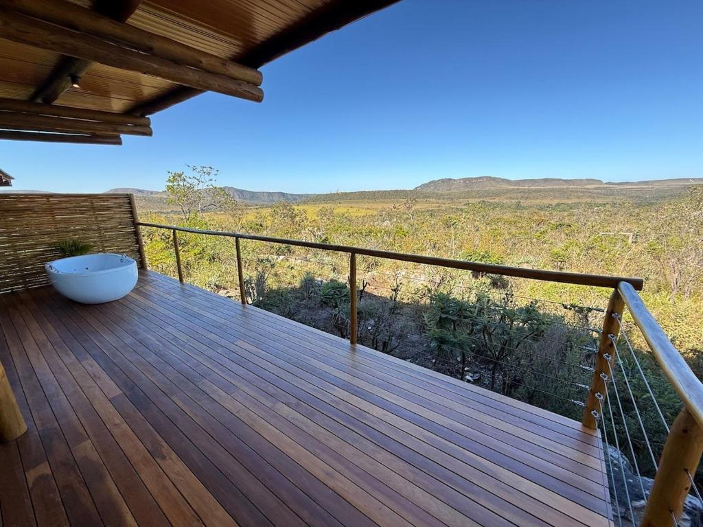 una terrazza in legno con vista sulle montagne di Chalé Candombá a São Jorge