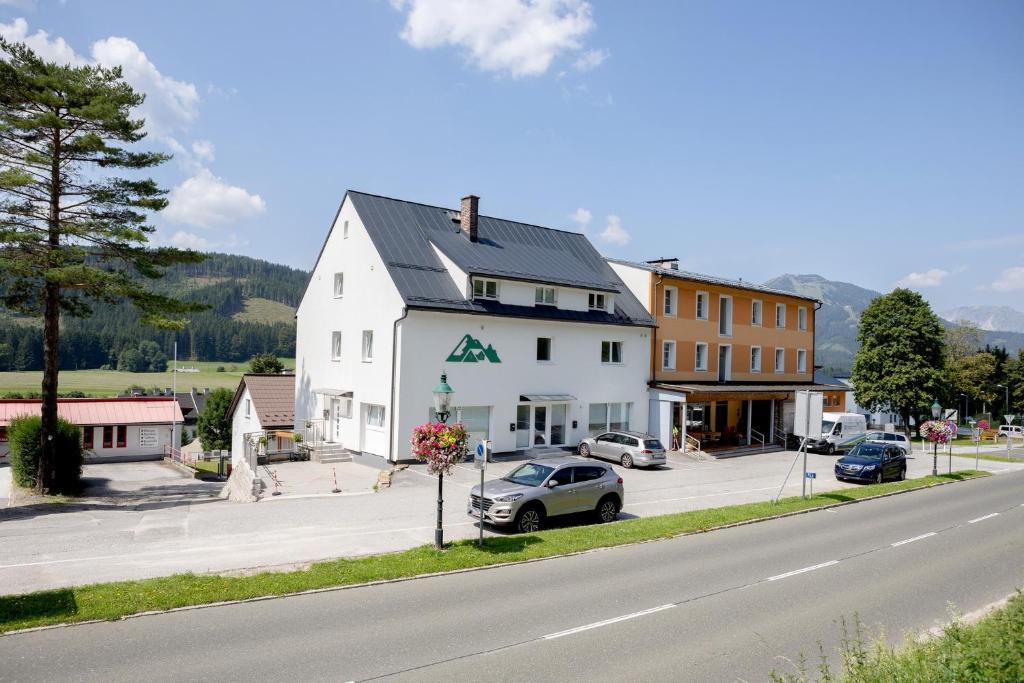a white building on the side of a street at HunGasthaus 05&06 in Mariazell