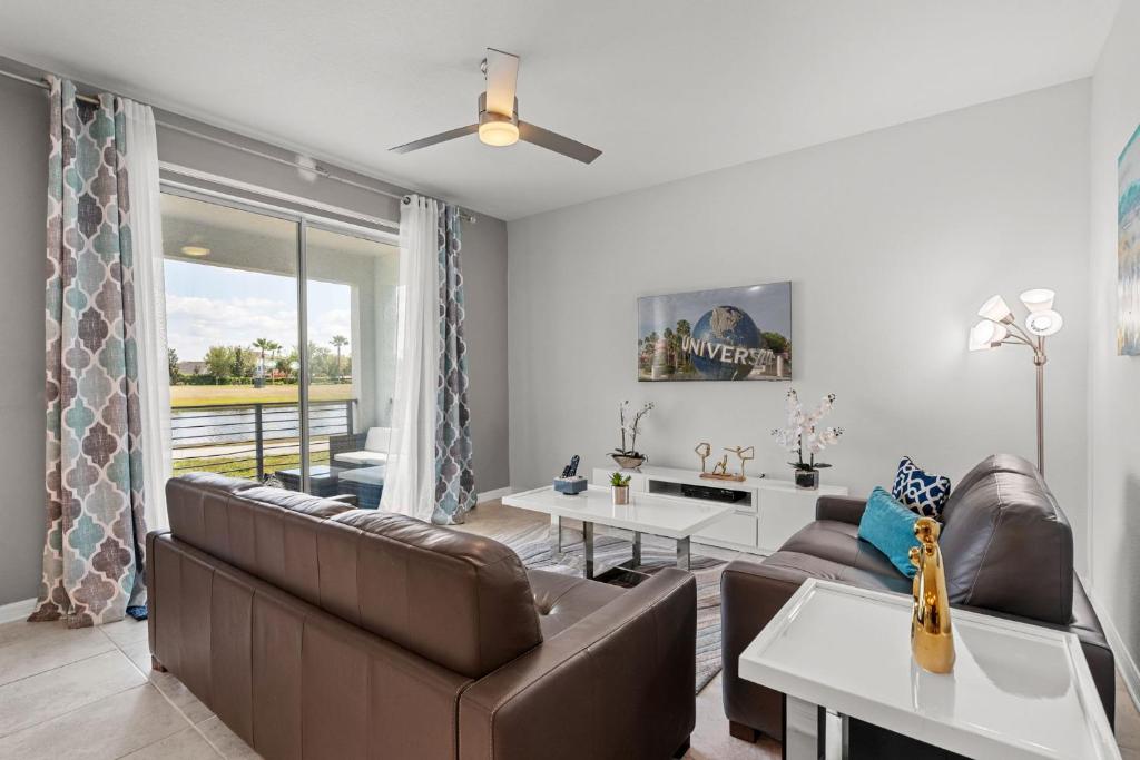 una sala de estar con un sofá y una mesa en Storey Lake condos by Une Homes, en Kissimmee