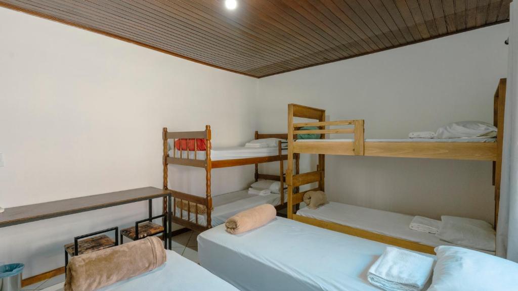 una habitación con tres literas en una habitación en Smart Hostel - Floripa, en Florianópolis