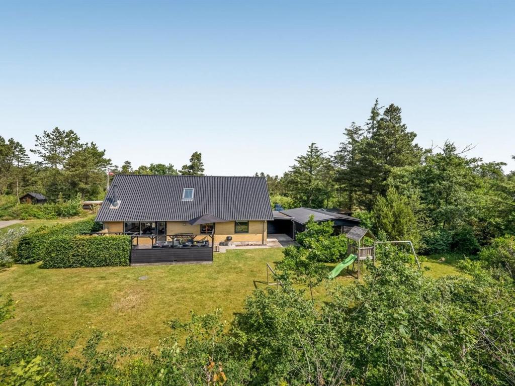 ヘンネ・ストランドにあるHoliday Home Lavrans - 2-5km from the sea by Interhomeの庭のある家の航空写真