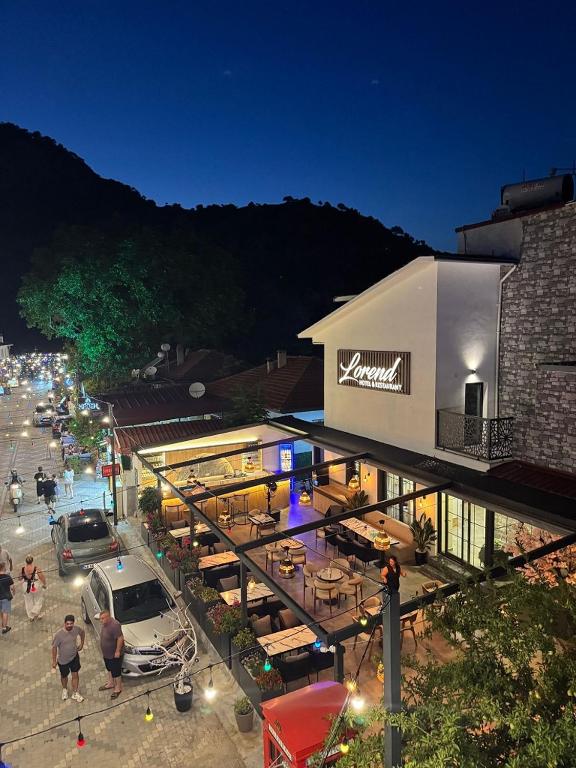 Eine Gruppe von Menschen steht vor einem Gebäude in der Unterkunft Dalyan Lorend Inn in Dalyan
