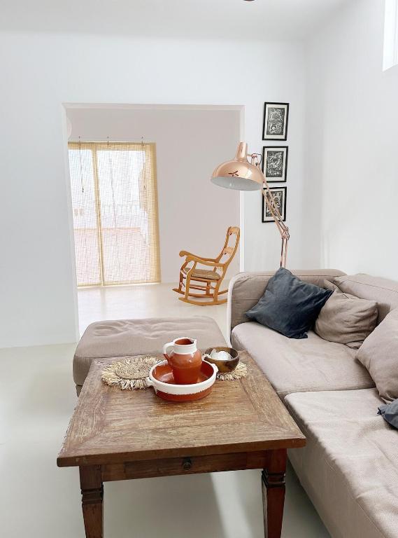 a living room with a coffee table and a couch at Casa Rofe in Playa Honda
