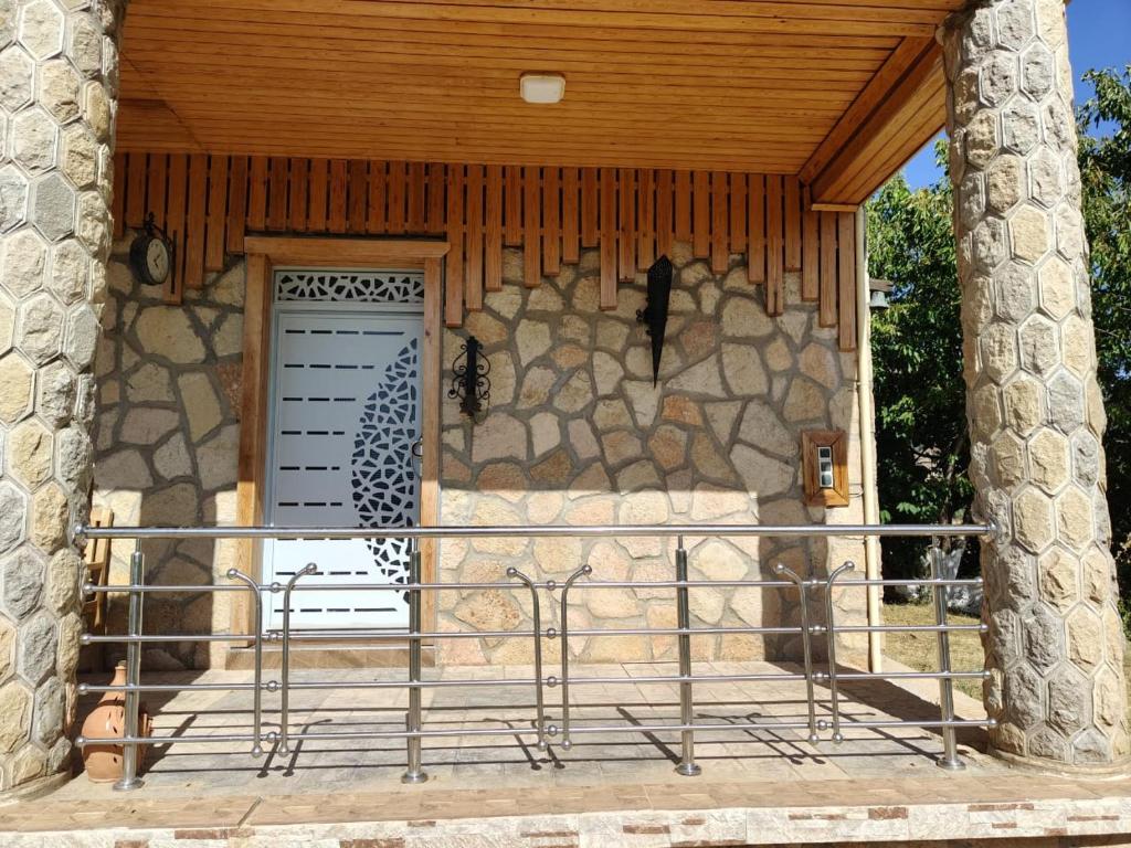 un porche delantero de una casa con puerta en appartement lamia, en Azrou