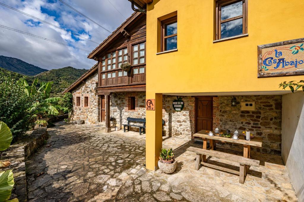 a yellow building with a bench in front of it at Casas de Para Casa de Abajo in Para