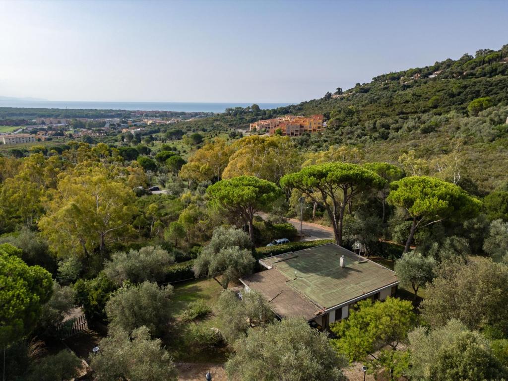 eine Luftansicht eines Hauses im Wald in der Unterkunft Holiday Home Villa Anna by Interhome in Castiglione della Pescaia