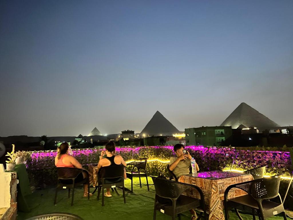 2 Jana Pyramids view inn