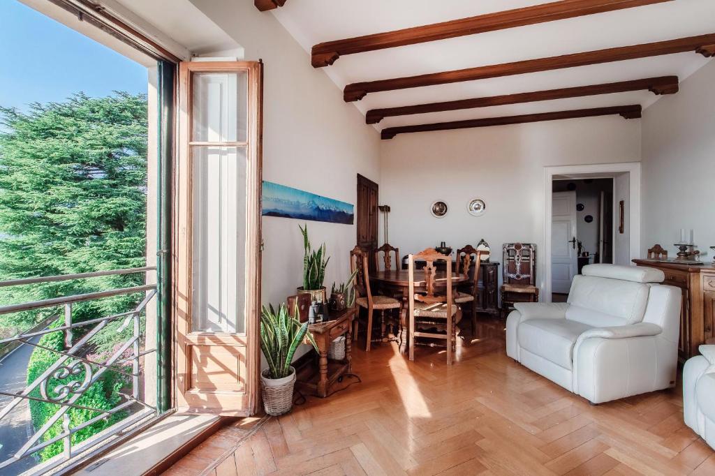 O zonă de relaxare la Almost Paradise by Quokka 360 - flat with a view of Lake Como