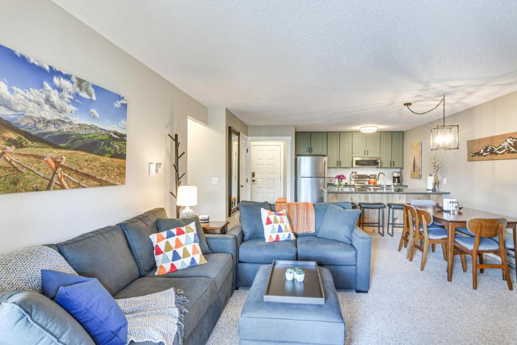 salon z kanapą i stołem w obiekcie Elevated Fraser Condo with Mountain View and Amenities w mieście Fraser
