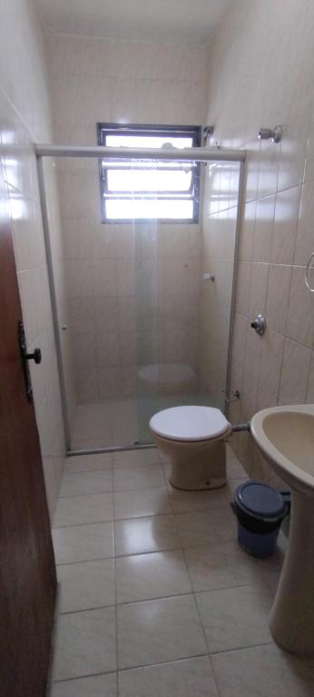 un bagno con doccia, WC e lavandino di Hotel Chalé Centro a Curvelo