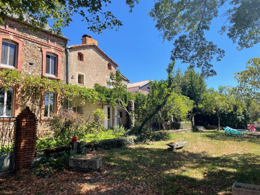 an old brick house with a yard at Domaine du plô, Tarn in Trévien
