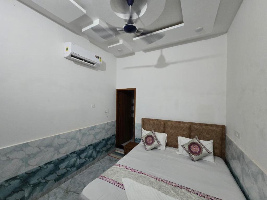 Katil atau katil-katil dalam bilik di Shri Girraj Dham Vrindavan