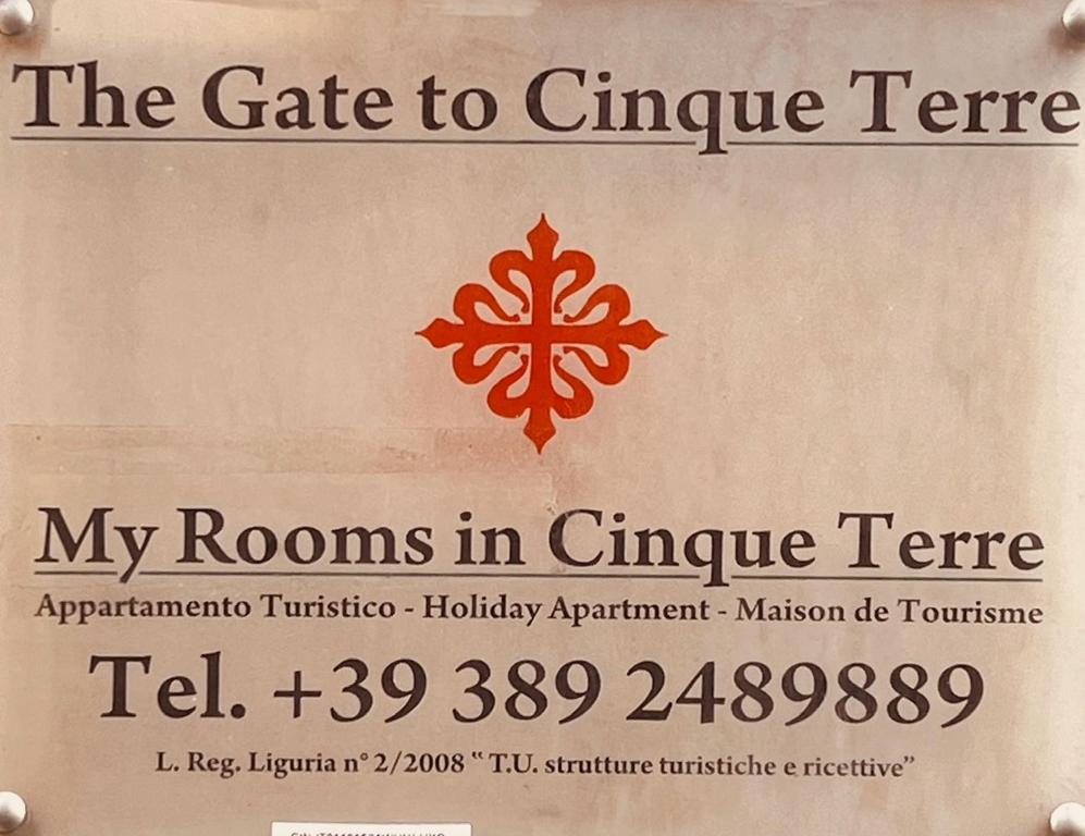 un panneau indiquant la porte du centre du temple et mes chambres à Templeerate dans l'établissement Cinque terre SUITE, à La Spezia