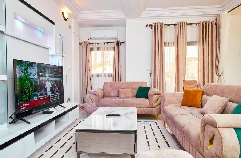 TV a/nebo společenská místnost v ubytování Appartement meublé Logpom Douala Cameroun