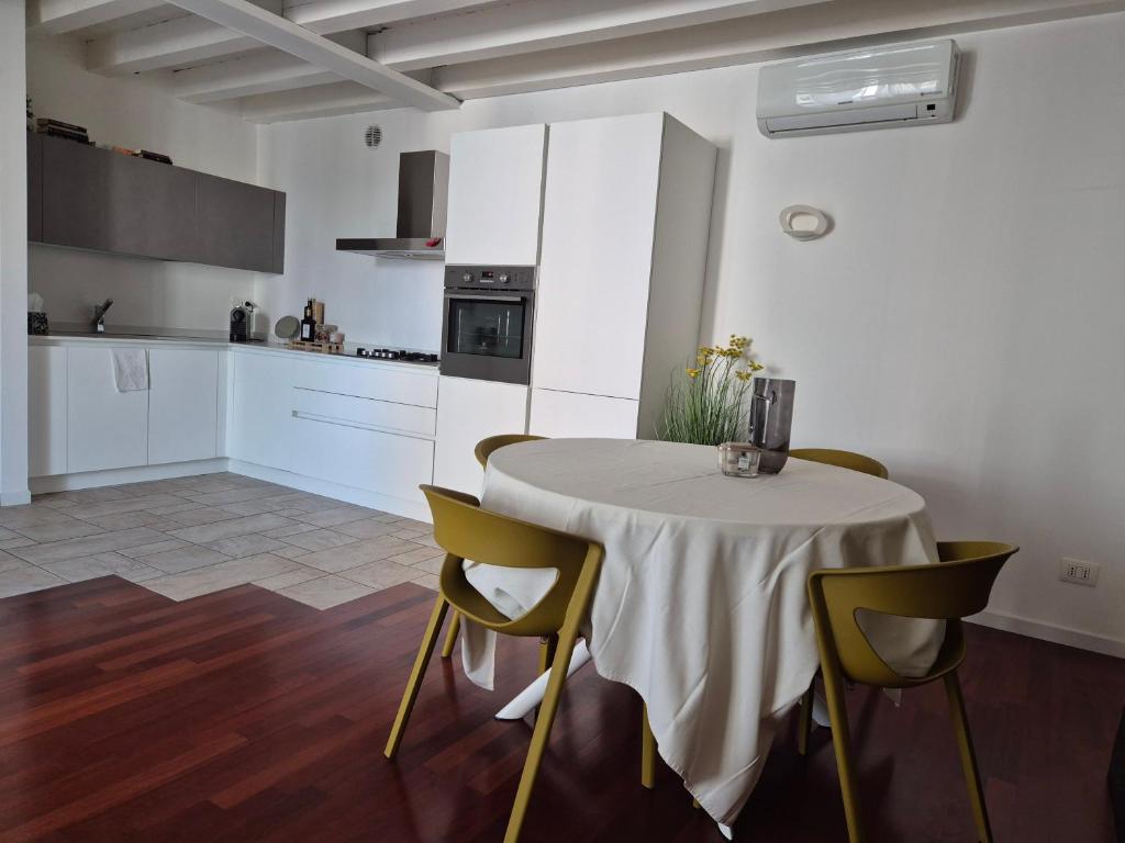 a kitchen with a table and chairs in a room at Residenza Elena227 in Vicenza