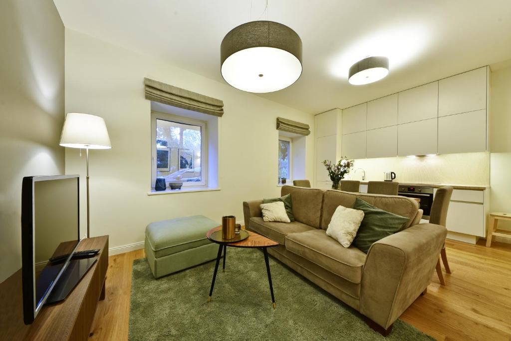 un soggiorno con un divano e un tavolo di Domillion 3bdr 2baths President Palace park L419A a Vilnius