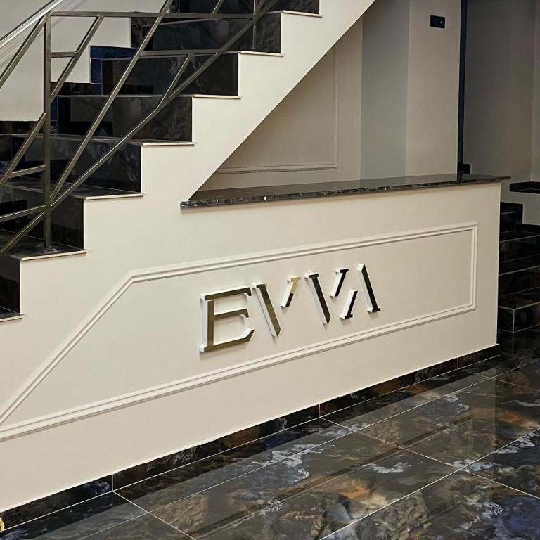 ギュムリにあるEVVA Hotel Gyumriの「エヴァ」と書かれた看板のある階段