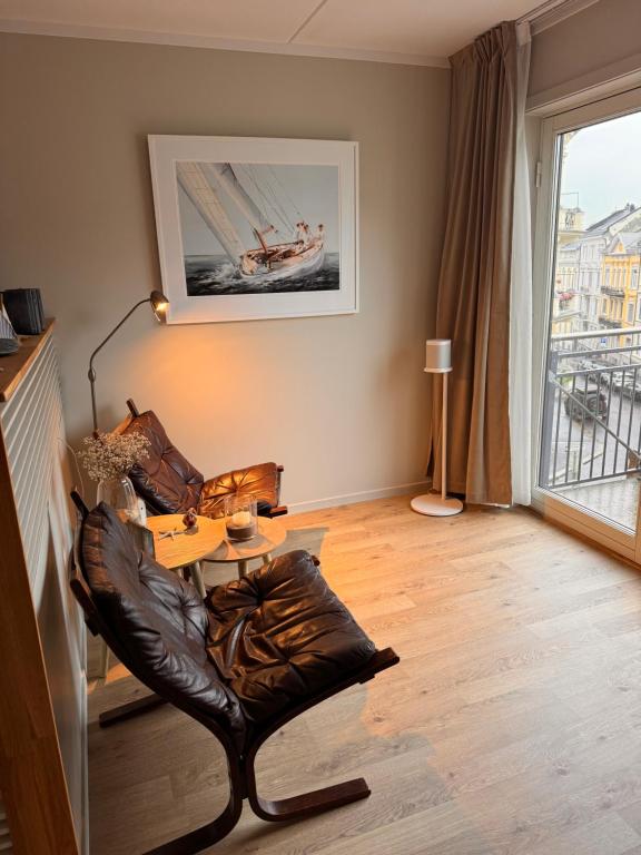 ein Wohnzimmer mit einem Stuhl und einem Tisch in der Unterkunft My Little Boat House in Oslo
