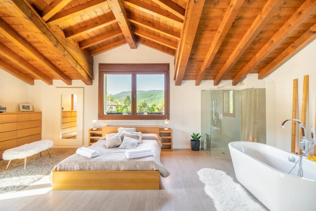 Postel nebo postele na pokoji v ubytování Acogedora casa rural con jardín próxima a Pamplona