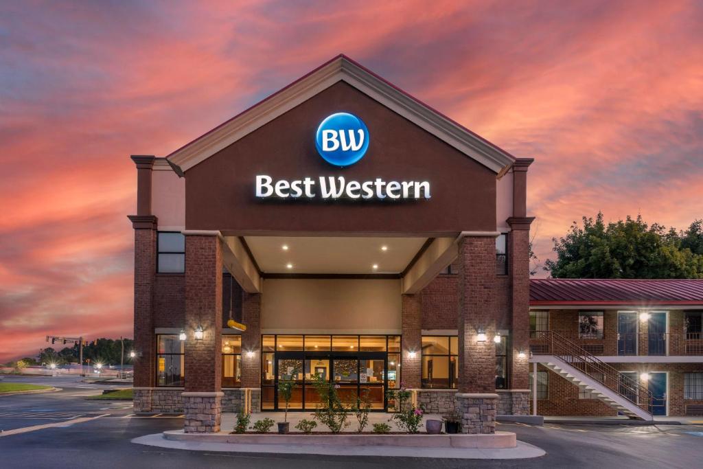 a building with the bhub best western sign on it at Best Western Acworth Inn in Acworth