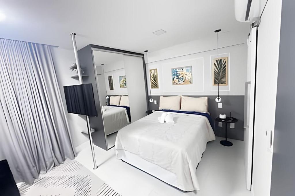 ein Schlafzimmer mit einem Bett und einem großen Spiegel in der Unterkunft 809 Studio Ideal for Vacation and Business Sea View in Salvador