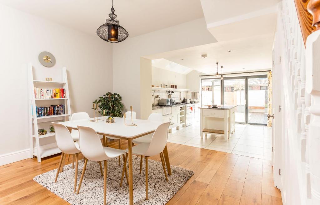 ケンブリッジにあるCambridge 3 Bedroom with Wi-Fi Parkingのテーブルと椅子のあるキッチンとダイニングルーム