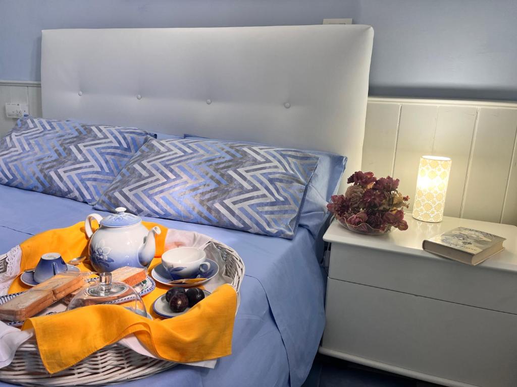 a bed with a tray of food on it at La casa gialla in Campobasso