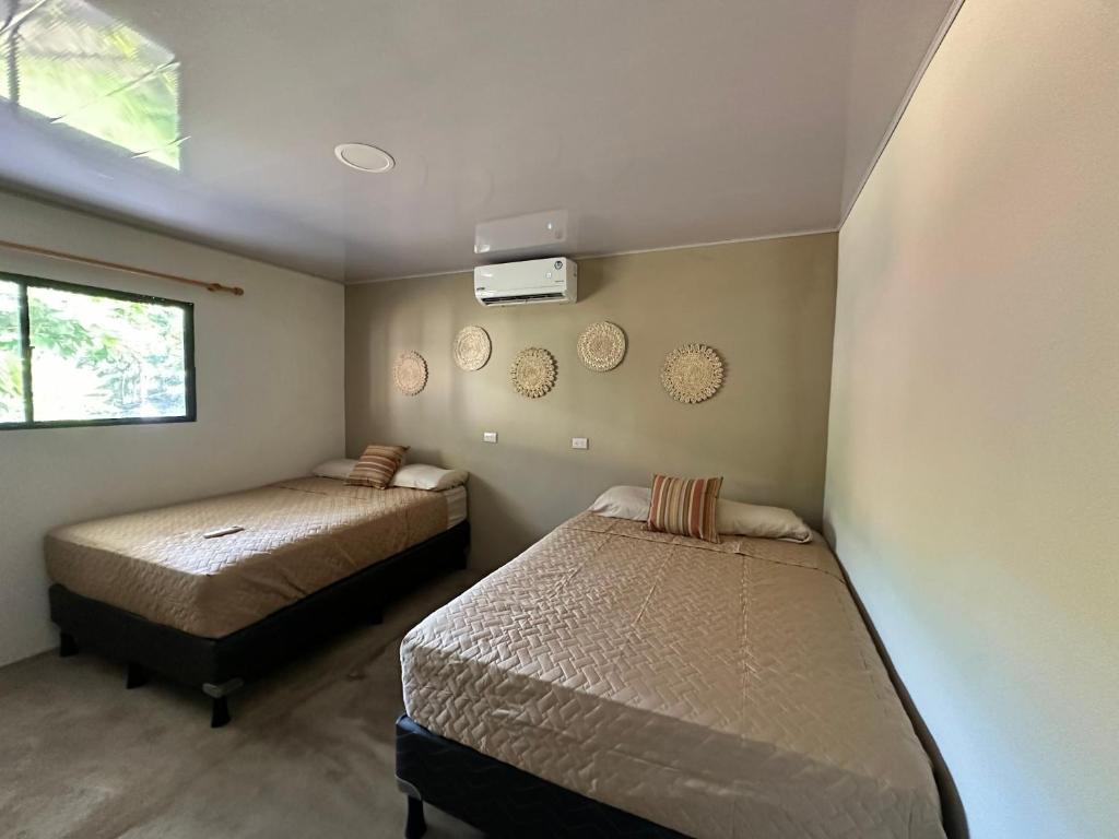 Ένα ή περισσότερα κρεβάτια σε δωμάτιο στο Surfcity Townhouse