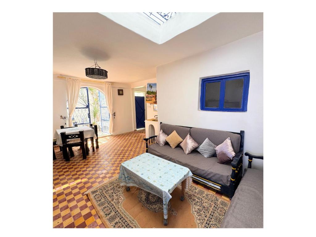 MharbachezFatii-essaouira的带沙发和桌子的客厅