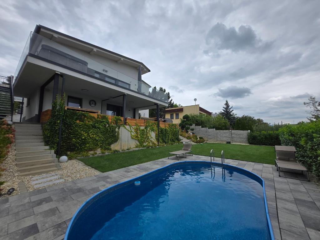 Πισίνα στο ή κοντά στο BB Central Apartment with pool and garden