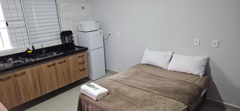 Giường trong phòng chung tại kitnet 3 paulista Douglas · Loft 3 Espaço Inteiro em Frente ao PQ Ecológico