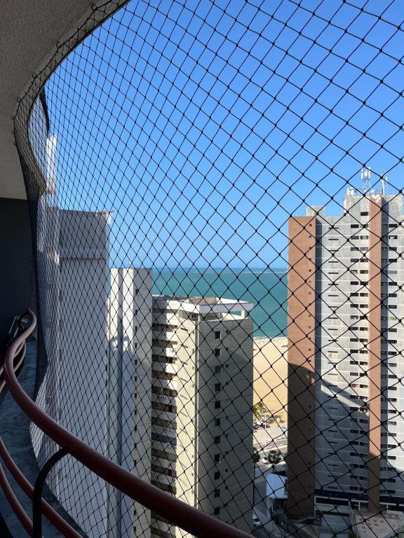 una ventana con vistas a algunos edificios altos en Apt Vista Mar, en Fortaleza