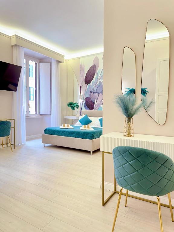 Hotel San Pietro Rooms 84, a living room with a bed and a mirror at San Pietro Rooms 84 in Rome