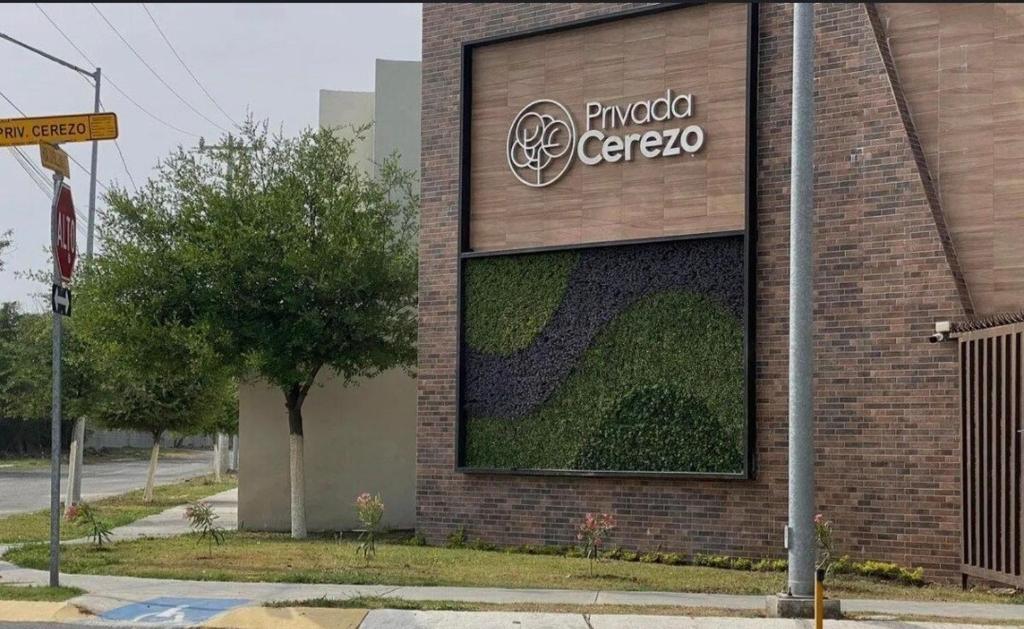 ein Gebäude mit einem Wandgemälde an der Seite in der Unterkunft Hermosa casa amueblada - Aeropuerto Monterrey in Monterrey