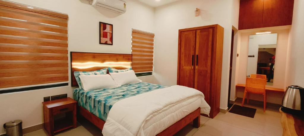 Postel nebo postele na pokoji v ubytování somainn Rooms near Trivandrum North Railway Station Kochuveli