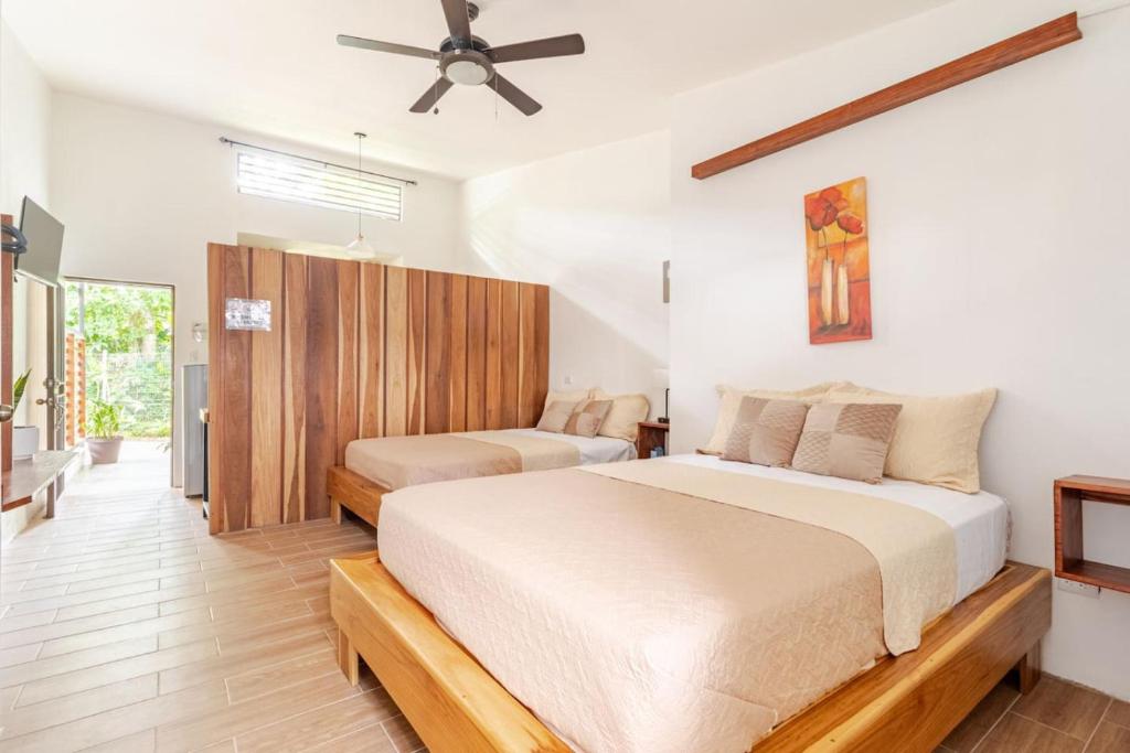 a bedroom with a large bed and a ceiling fan at Casa Cocodrilo, Wifi y Confort a 5m Puerto V. in Hone Creek