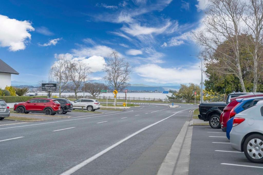 On the Edge of Town Apartment - Resim 6