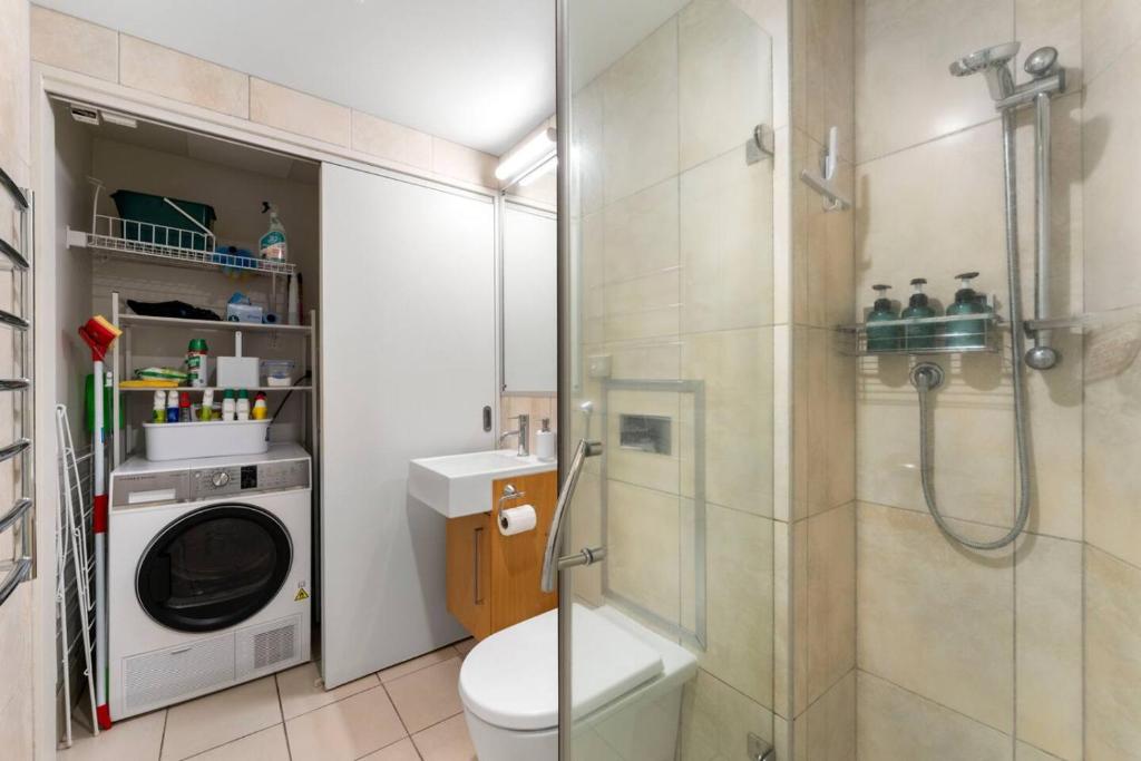 On the Edge of Town Apartment - Resim 4