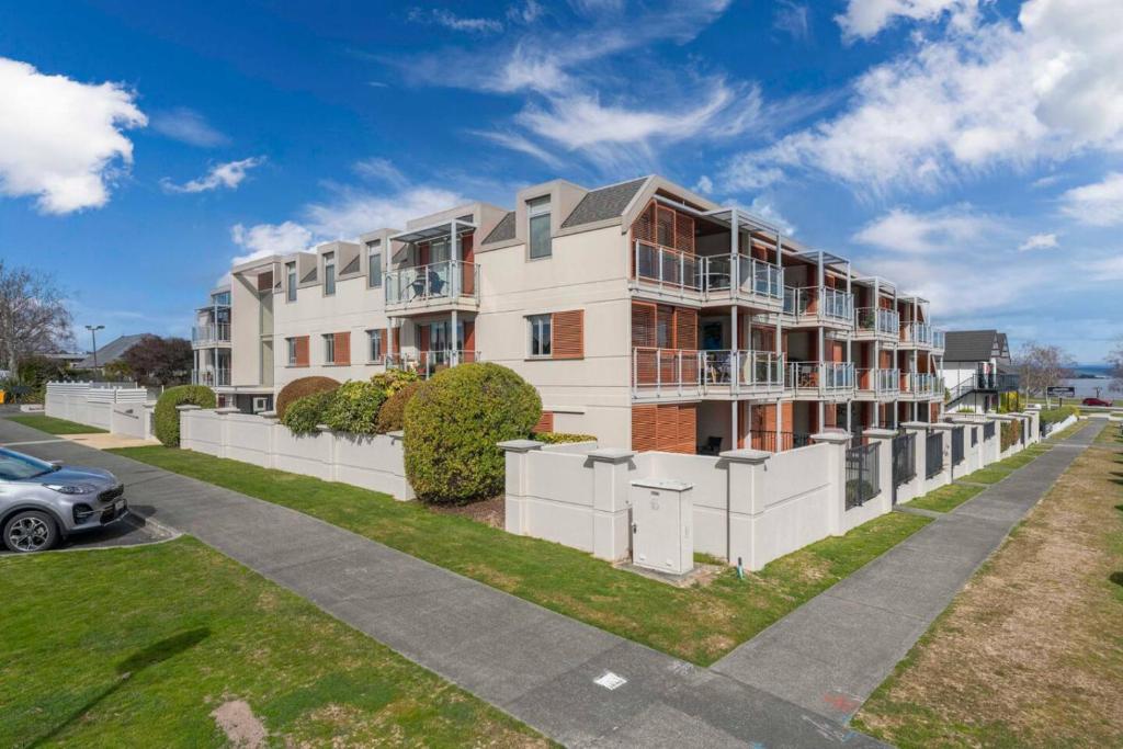 On the Edge of Town Apartment - Resim 20