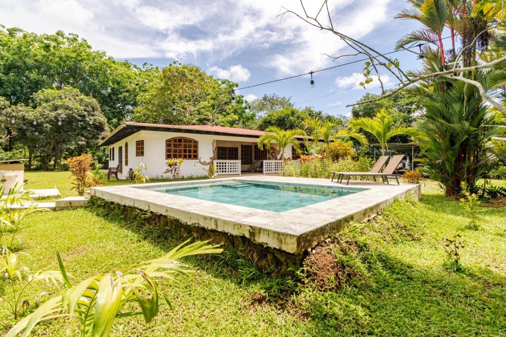 a house with a swimming pool in the yard at Luna Caribena, lujosa casa tropical cerca cahuita in Cahuita