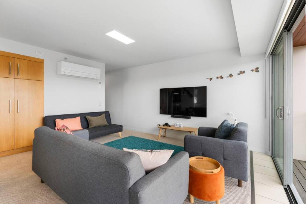 On the Edge of Town Apartment - Resim 19