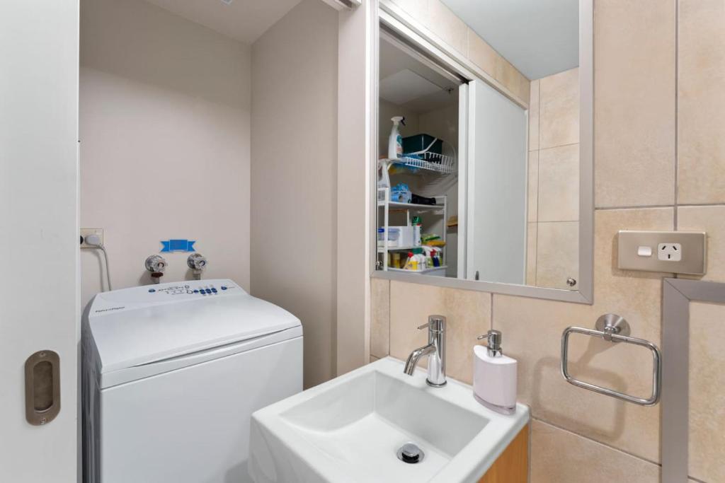 On the Edge of Town Apartment - Resim 7