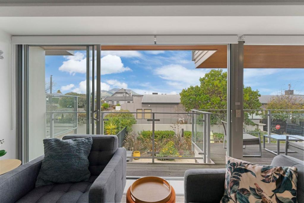 On the Edge of Town Apartment - Resim 8