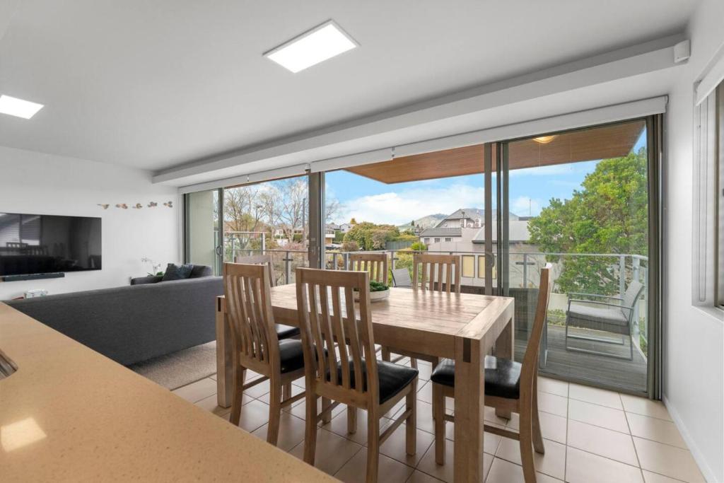 On the Edge of Town Apartment - Resim 23